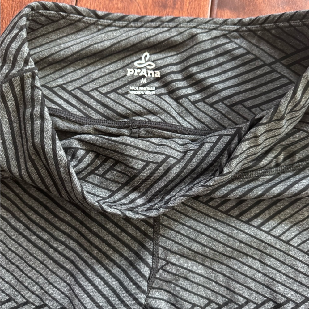 Prana Women's Black and Gray Patterned Capris